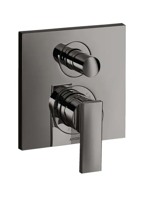 Wannenmischer mit Hebelgriff in Polished Black Chrome von AXOR. Das Design umfasst zwei Bedienelemente auf einer rechteckigen Wandplatte.